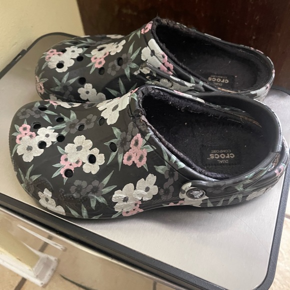 CROCS lined women’s Floral Shoes - Black and Pink - Picture 2 of 4